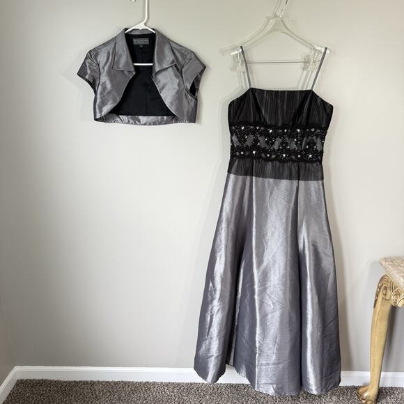 Milla Bell Prom Dress Gray Silver Black Lace Vampy Goth Gown Size 8 Fit Flare - Picture 1 of 9